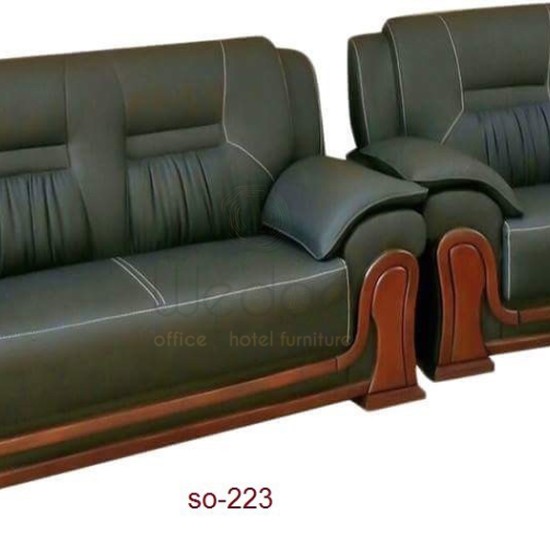 انتريه كلاسيك بتصميم فاخر مع كنبة 3 مقاعد و2 فوتيه  طقم انتريه مودرن وكلاسيك يتضمن كنبة ثلاثية وفوتيه  انتريه صالون فاخر بتصميم يجمع بين الكلاسيك والمودرن