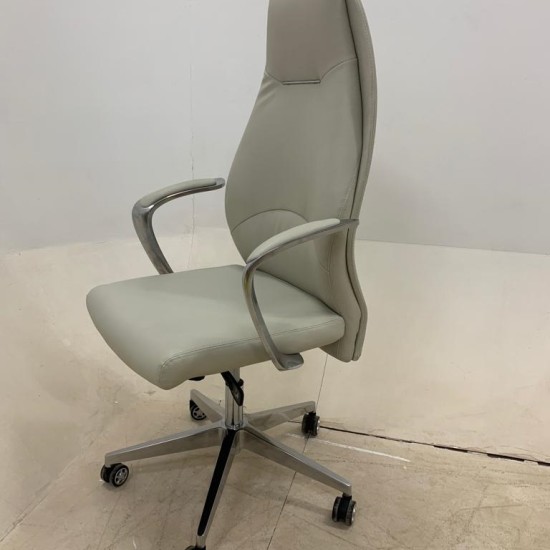 كرسي مدير جلد أبيض بتصميم أنيق وعصري
