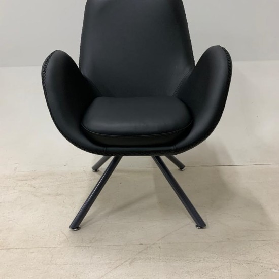 كرسي مودرن ثابت من الجلد بتصميم أنيق ومريح